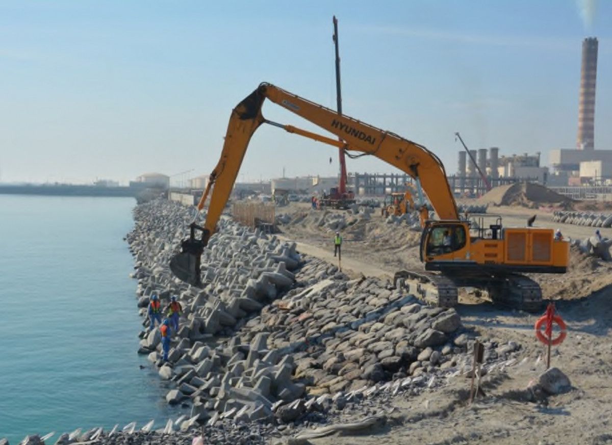 AZ Zour Project IWPP breakwater construction in Kuwait | Concrete Layer Innovations - CLI | Artelia, one of Europe's leading independent engineering firms