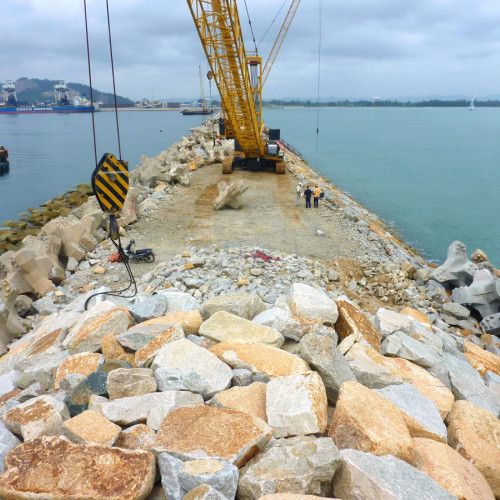 Travaux en cours – Pose de blocs A2 sur la digue de Kuantan (Malaisie) Travaux en cours – Pose de blocs A2 sur la digue de Kuantan (Malaisie)