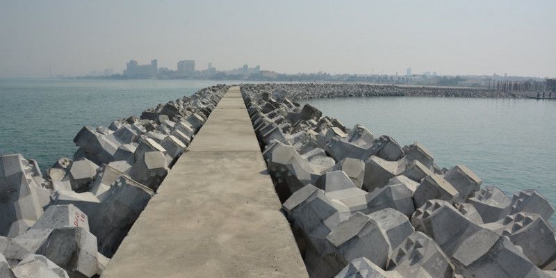 construction d’une marina avec des digues protégées par des blocs ACCROPODE ™ II