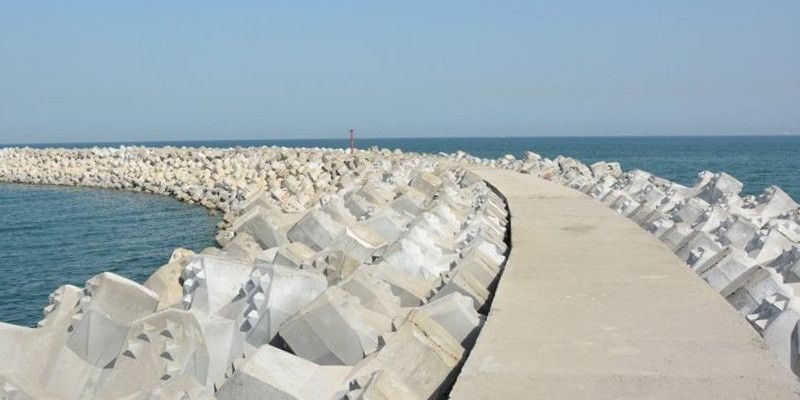 construction d’une marina avec des digues protégées par des blocs ACCROPODE ™ II